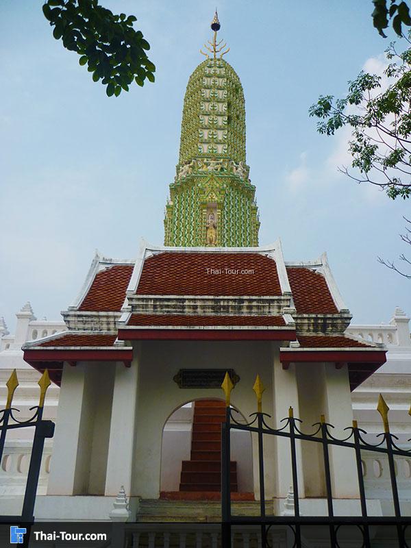 พระปรางค์องค์ใหญ่ตั้งแต่สมัยรัชกาลที่ 3 ประดับกระเบื้องสี 