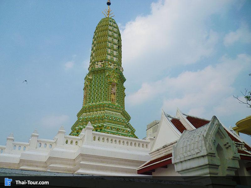 พระปรางค์องค์ใหญ่ตั้งแต่สมัยรัชกาลที่ 3 ประดับกระเบื้องสี 