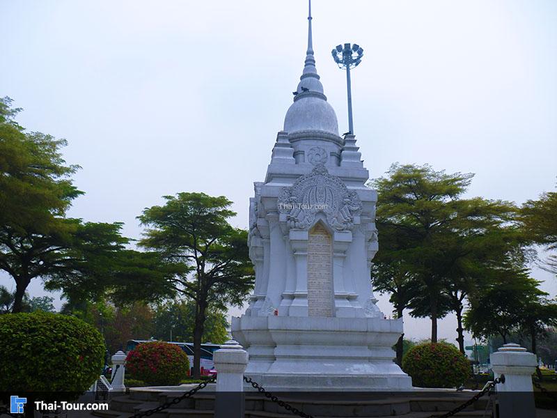 ด้านข้าง อนุสาวรีย์ทหารอาสา