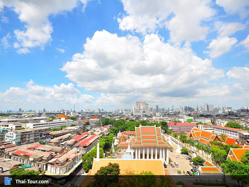 ด้านบนมองเห็นวิวของ วัดสระเกศ (ภูเขาทอง)