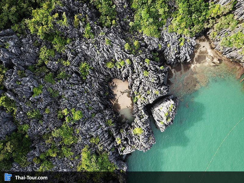 ดินแดนหินดึกดำบรรพ์กลางทะเล