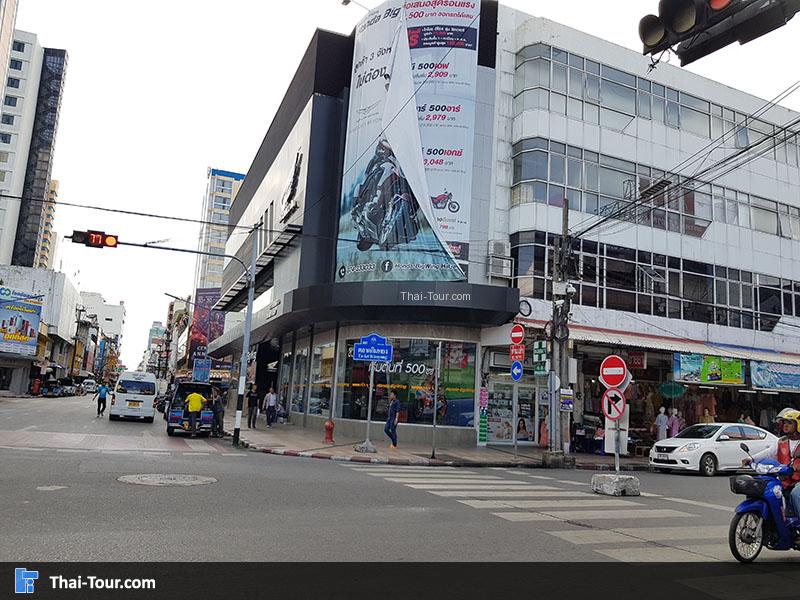 ด้านหน้าถนนข้ามถนน