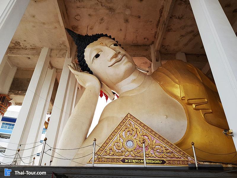 พระพุทธไสยาสน์องค์ใหญ่ ขนาดยาว 35 เมตร สูง 15 เมตร