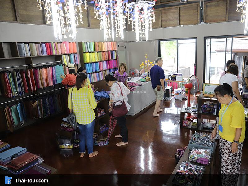 บรรยากาศภายในร้านขายผ้าทอ