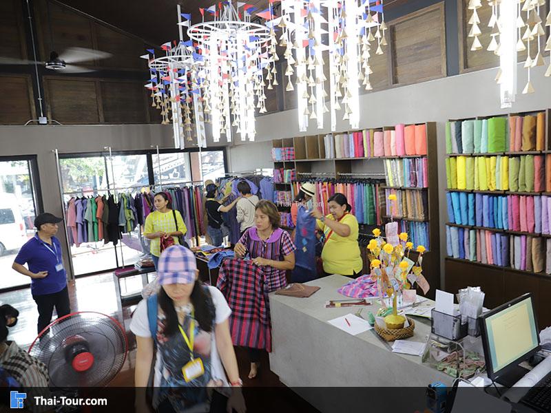 บรรยากาศภายในร้านขายผ้าทอ