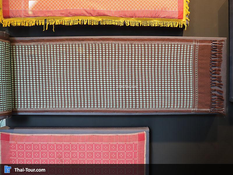 ผ้าทอ เป็นตัวหนังสือ