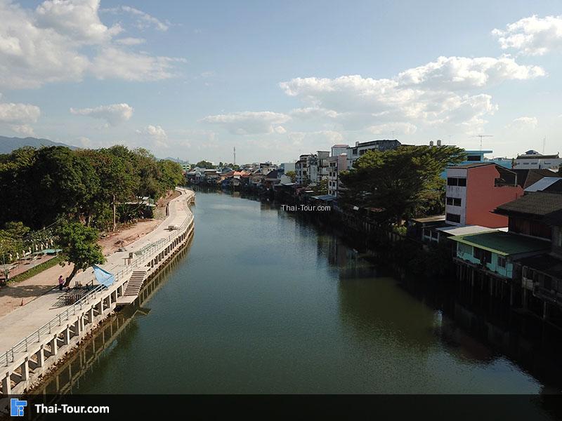 ภาพมุมสูงชุมชนริมน้ำจันทบูร