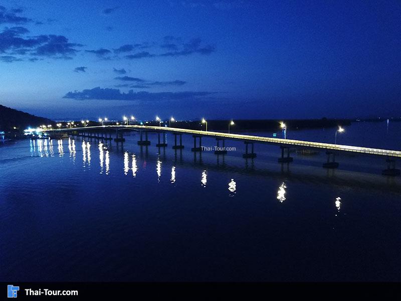 ภาพกลางคืน สะพานตากสินมหาราช