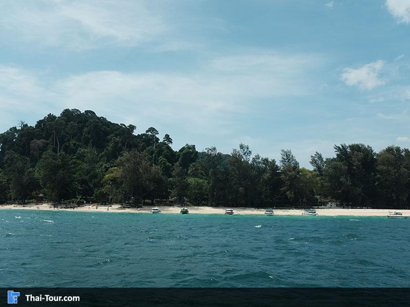 เกาะกระดานมีหาดทรายที่เป็นสีขาวยาว