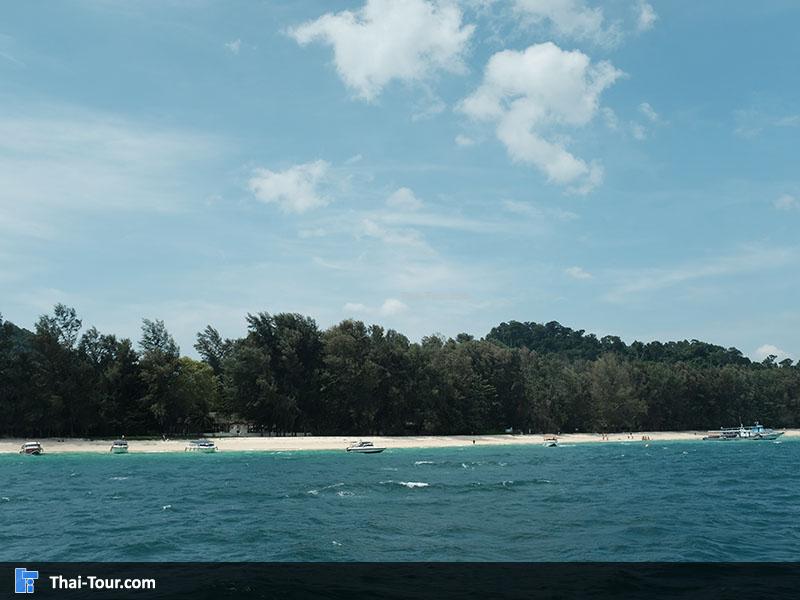 เกาะกระดานมีหาดทรายที่เป็นสีขาวยาว