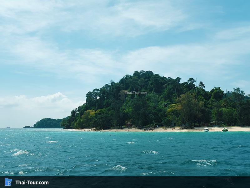 เกาะกระดานมีหาดทรายที่เป็นสีขาวยาว