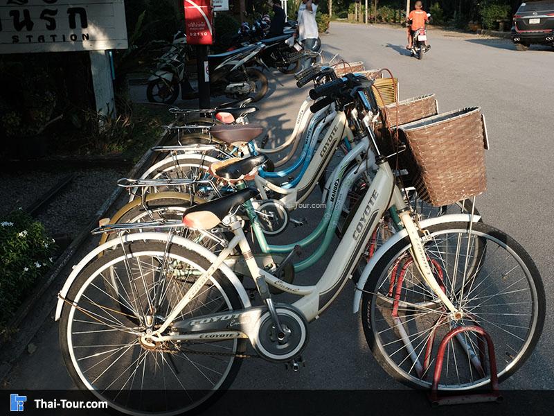 ด้านหน้าร้านสถานีรัก มีจักรยานให้ปั่นรอบเมืองกันตัง