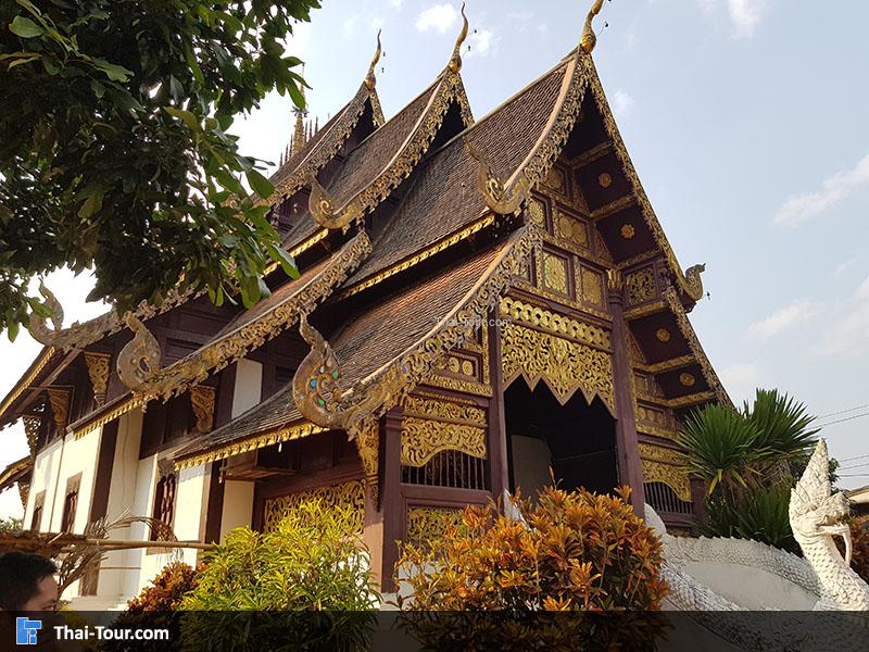 พระอุโบสถที่มีแท่นหน้าประตู 