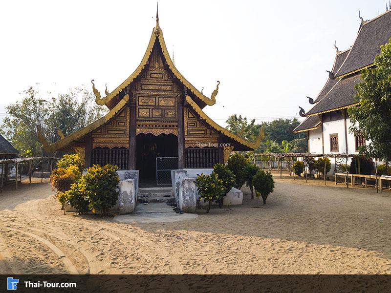 พระอุโบสถที่มีแท่นหน้าประตู 