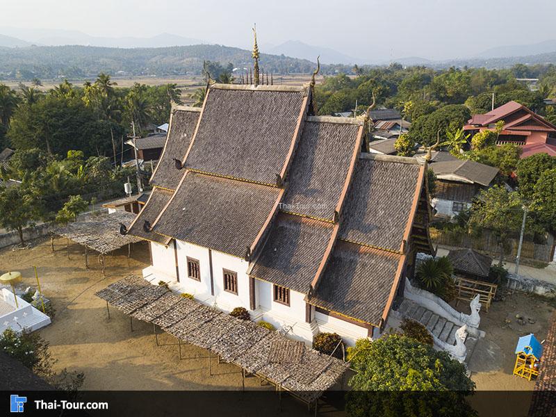 พระอุโบสถที่มีแท่นหน้าประตู 