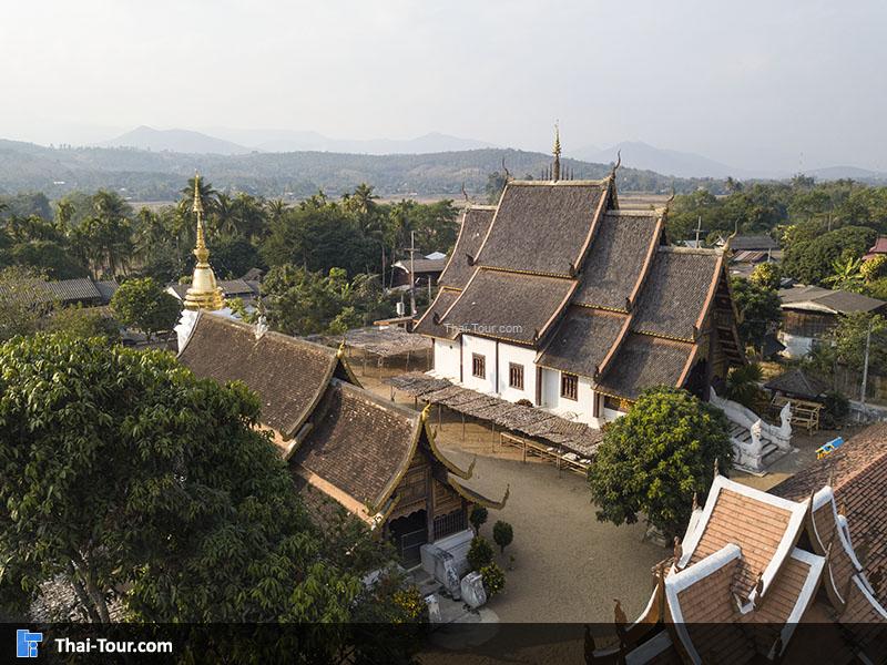 พระอุโบสถที่มีแท่นหน้าประตู 