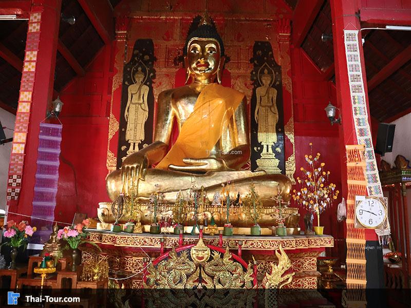 พระพุทธรูปไม้องค์ใหญ่ในพระวิหาร