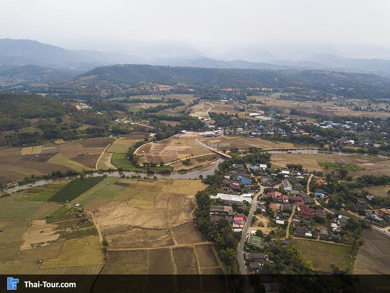 ภาพมุมสูง วัดพุทธเอ้น เห็นวิวทุ่งนารอบๆ