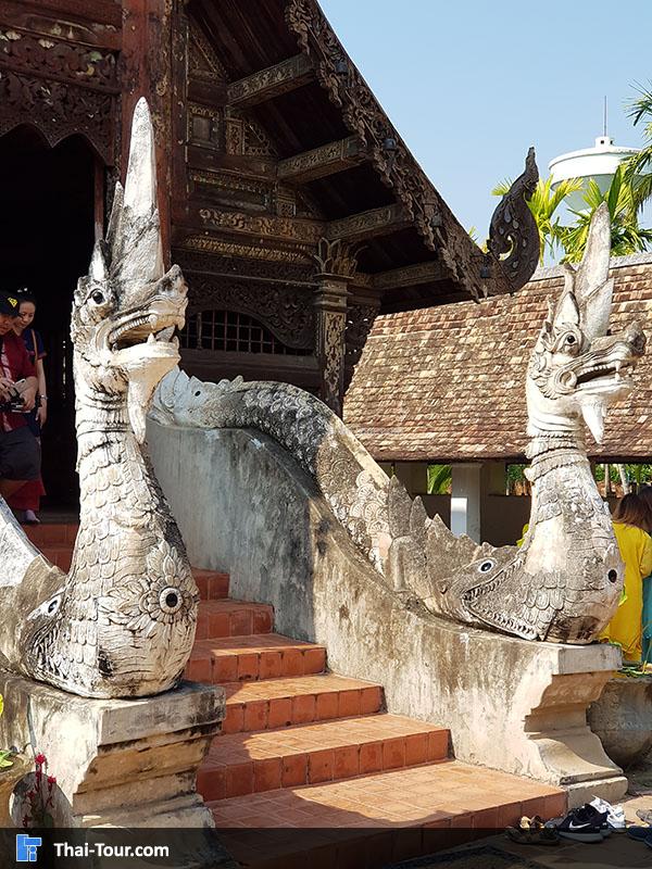 บันไดทางเข้า