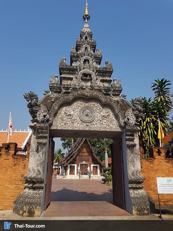 ซุ้มประตูทางเข้า วัดประตูป่อง