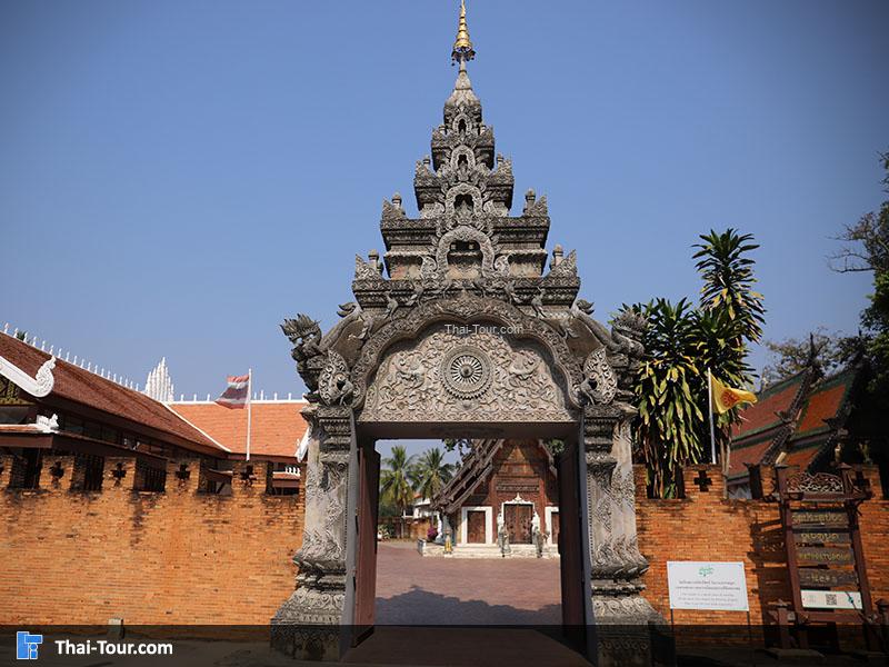 ซุ้มประตูทางเข้า วัดประตูป่อง