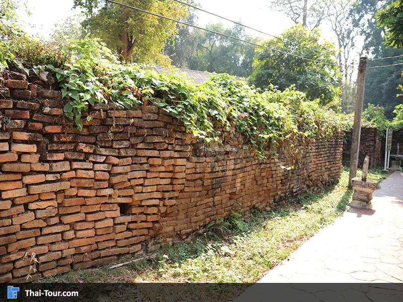 รั้วกำแพงวัดประตูป่อง