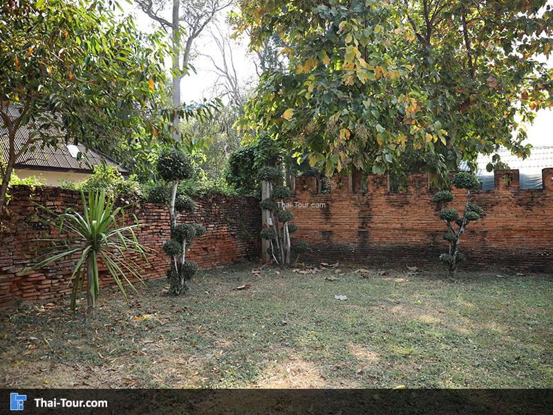 รั้วกำแพงวัดประตูป่อง