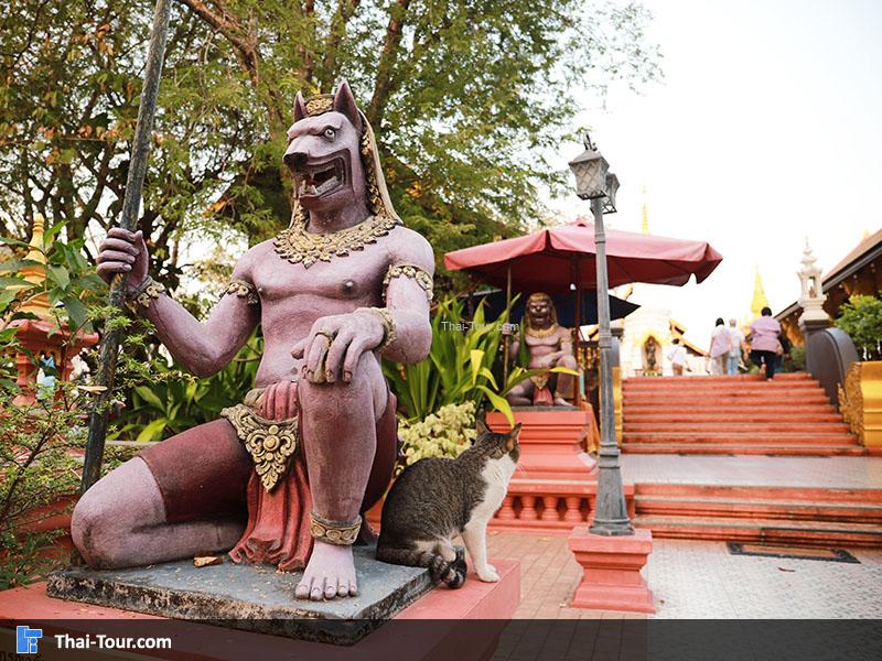 ด้านหน้าบันไดทางขึ้น วัดพระธาตุดอยพระฌาน