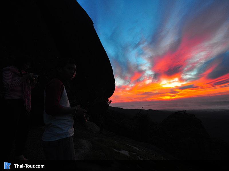 พระอาทิตย์ตกยามเย็น แสงสุดท้ายของวัน