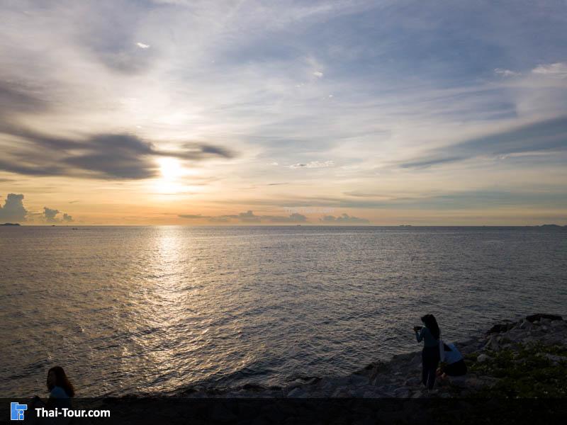 บรรยากาศหน้าชายหาดยามเย็น