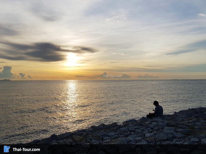 บรรยากาศหน้าชายหาดยามเย็น