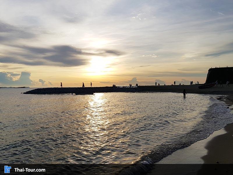 บรรยากาศหน้าชายหาดยามเย็น