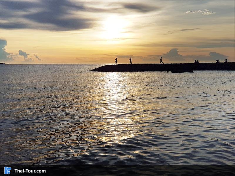 บรรยากาศหน้าชายหาดยามเย็น