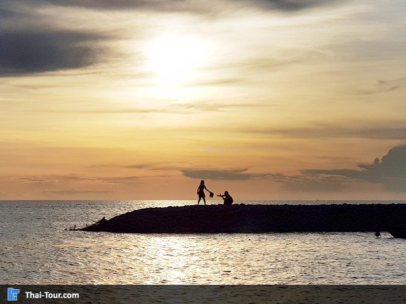 บรรยากาศหน้าชายหาดยามเย็น