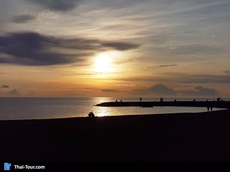 บรรยากาศหน้าชายหาดยามเย็น