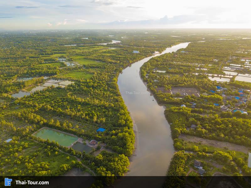 ภาพมุมสูง วัดปากน้ำโจ้โล้ มองเห็นแม่น้ำ