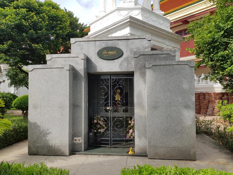 อนุสาวรีย์ที่สำคัญคือ เจดีย์สีทอง 4 องค์