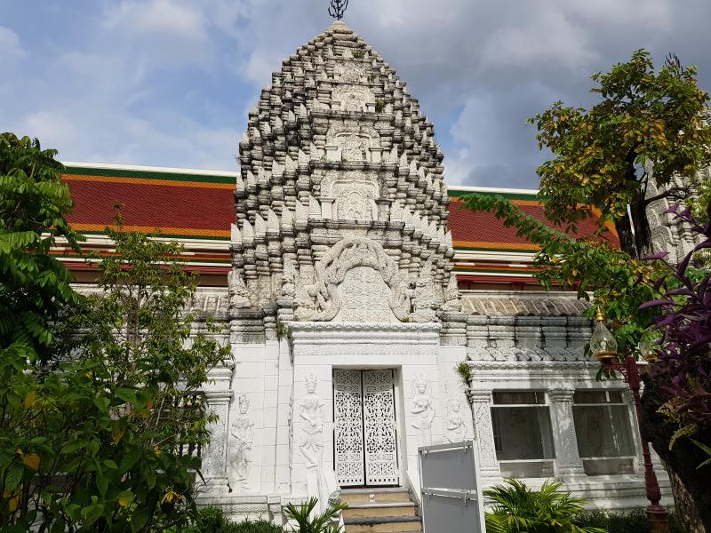 อนุสาวรีย์ที่สำคัญคือ เจดีย์สีทอง 4 องค์