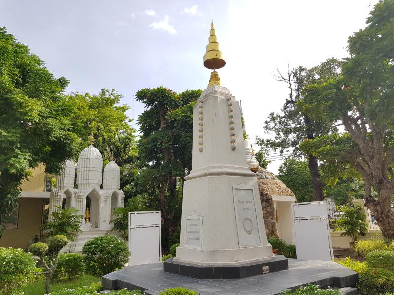 อนุสาวรีย์ที่สำคัญคือ เจดีย์สีทอง 4 องค์