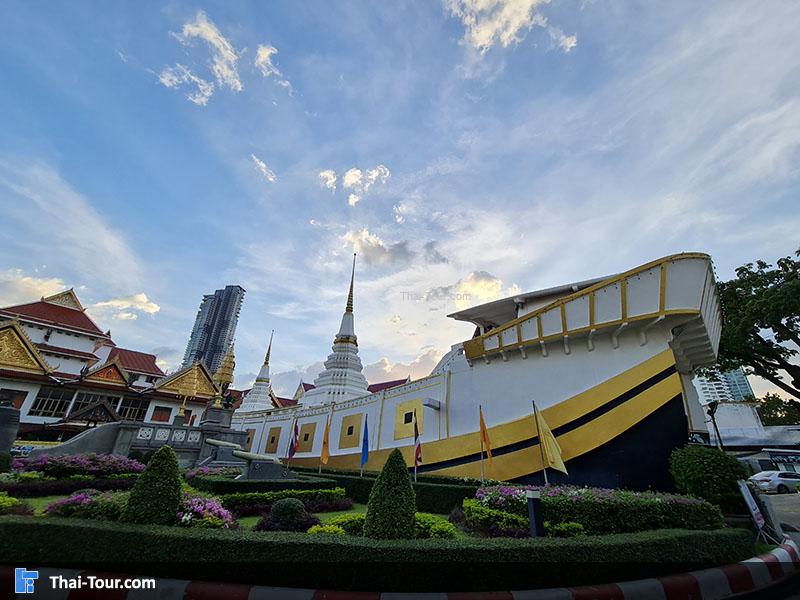 ด้านหน้าวัดยานนาวา