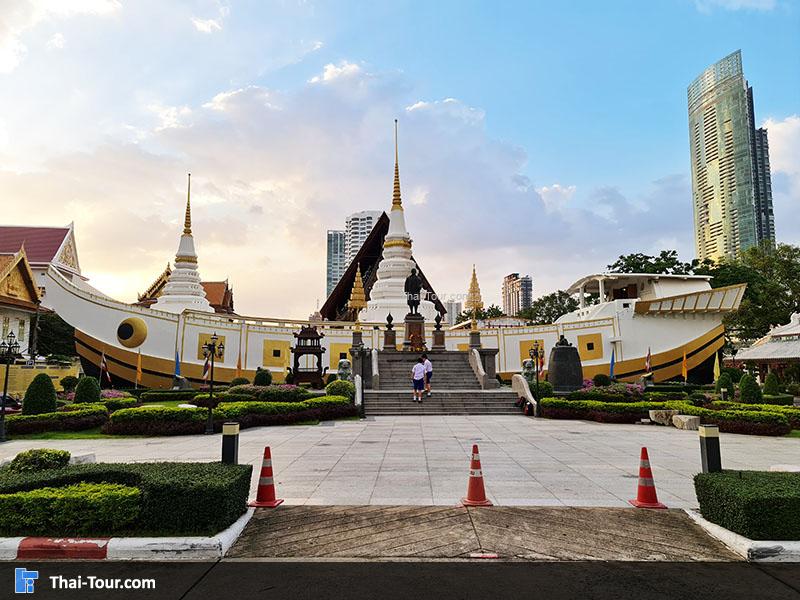 ด้านหน้าวัดยานนาวา