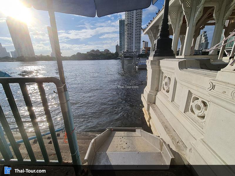 ท่าเรือ ใกล้กับวัด