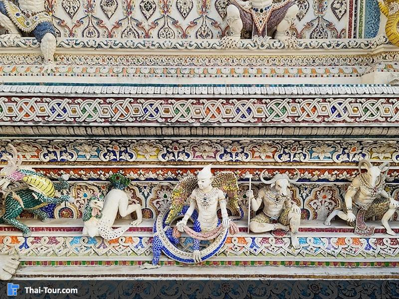 ประติมากรรมตัวการ์ตูนและซูเปอร์ฮีโร่ 