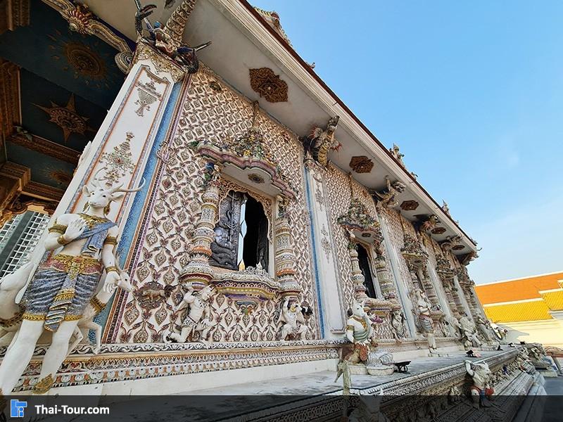 ประติมากรรมตัวการ์ตูนและซูเปอร์ฮีโร่ 