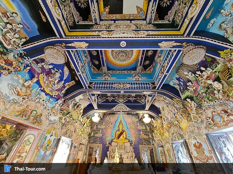 ผนังด้านอุโบสถในประดับด้วยเครื่องเบญจรงค์ หินสีและอัญมณีต่างๆ 