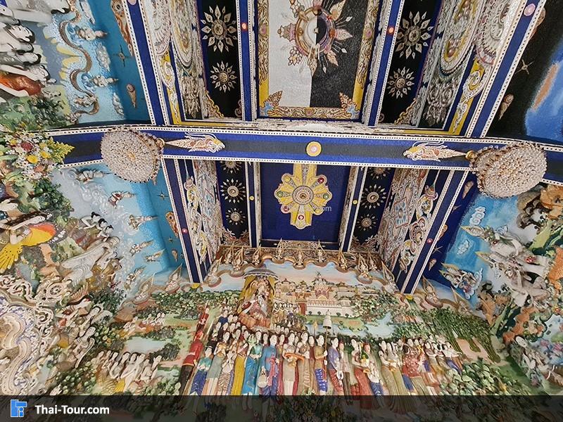 ผนังด้านอุโบสถในประดับด้วยเครื่องเบญจรงค์ หินสีและอัญมณีต่างๆ 