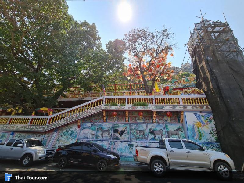 ข้างนอกของ เขาสามมุข