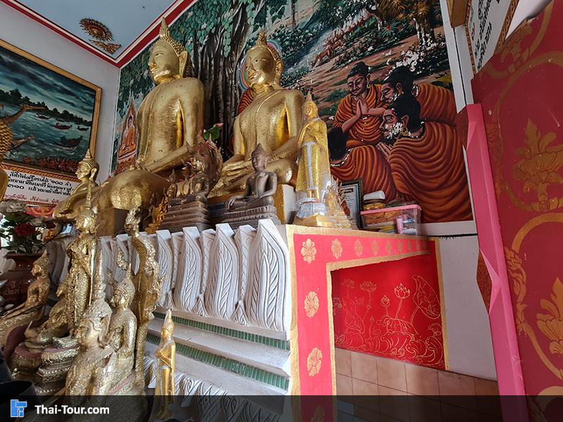 พระประทานด้านในพระอุโบสถ