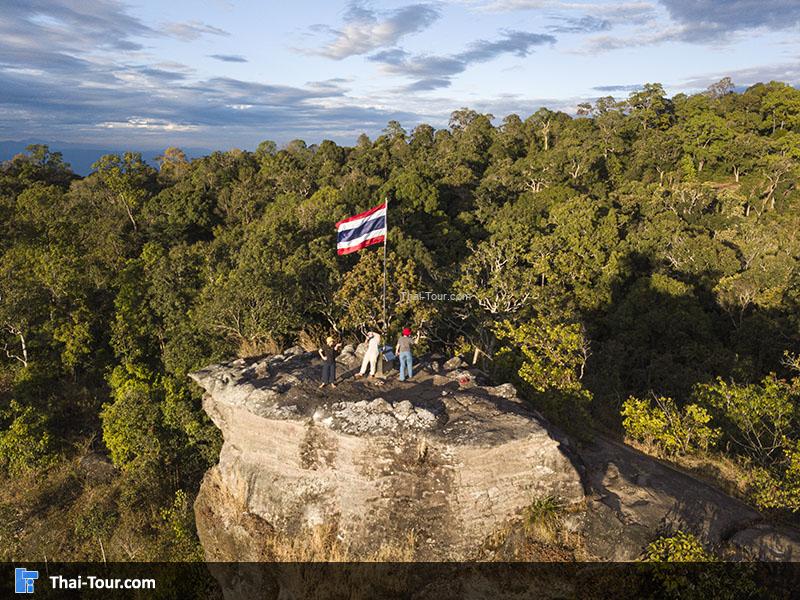 ภาพมุมสูงผาชูธง