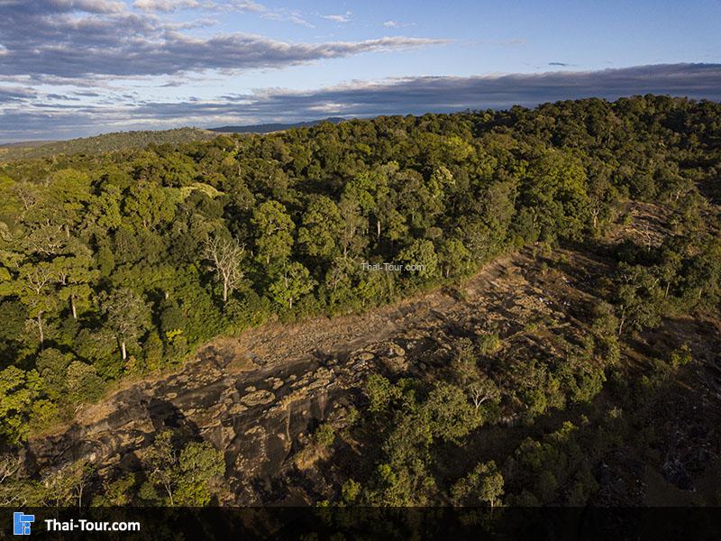 ภาพมุมสูงผาชูธง
